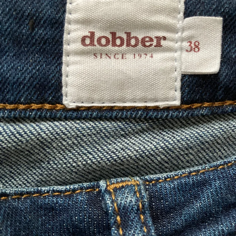 Blå jeans från Dobber i storlek 38. Modellen heter Soho och är en cropped modell. Inköpt på Marqet. . Jeans & Byxor.