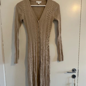 beige klänning - tight klänning med knappar framtill från hm, toppen skick!