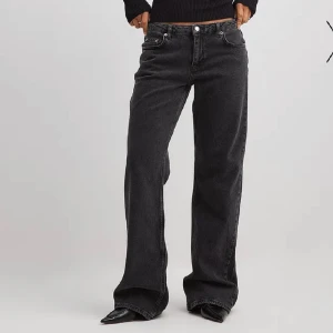 Lågmidjade jeans NA-KD - Säljer dessa oanvända jeans med båda prislapparna kvar. Säljs för 699kr på hemsidan. Slut i 32,34,36. Säljer dessa som är i storlek 34, men även stlr 36 som ligger uppe i en annan annons. Pris: 500kr. FRI FRAKT. Postar samma dag eller tidigt dagen därpå. 
