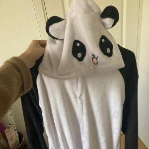 Pandadräkt one piece - Gullig pandadräkt, one size. Passar alla i storlek. Till maskeraden eller som jätte mjuk och skön pyjamas.  Fraktar eller möta upp i Lund/staffanstorp eller Södra Stockholm.