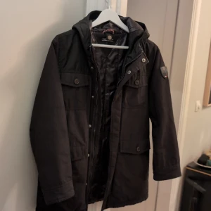 Tommy Hilfiger Parka strl 152 - Mörkblå Parka med luva och fodrad insida (täcktyg). 