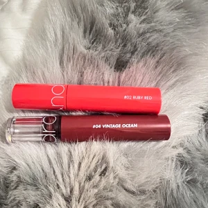 2 st läppstift  - Prova 1-2 ggr 