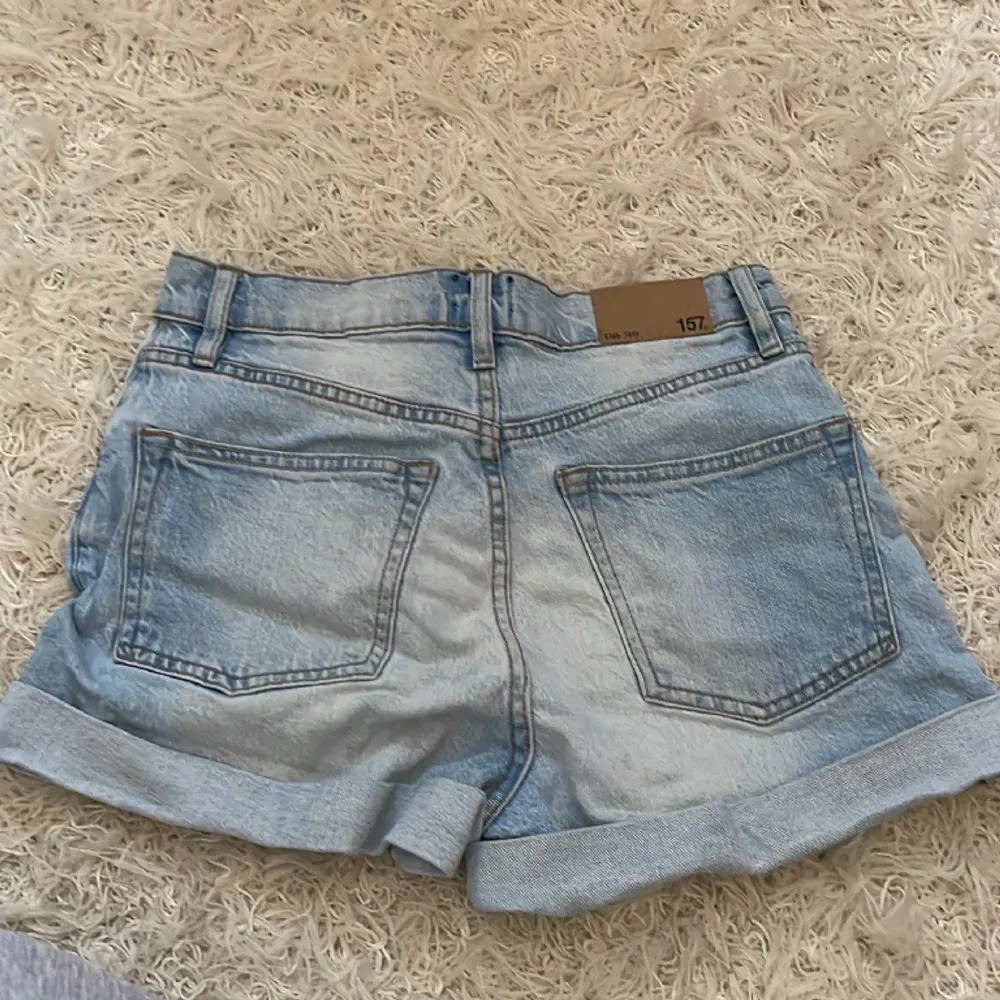 Säljer dessa jeansshorts för att de aldrig använts. De är högmidjade och jag skulle säga att lager 157 storlekar är ganska stora, shortsen är xs men jag skulle säga att de är mer s/m. Pris kan diskuteras!❤️. Shorts.