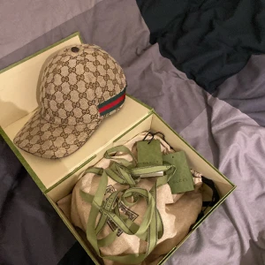 Gucci keps Beige - Gucci keps Beige original köpt från gucci i maj har ej kvar kvitto bara tagsen.  letar efter byta emot kingsnake eller svart orginal canvas storlek M