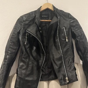 Skinn jacka från missäy för salu!🖤 - köptes för ett cirka ett år sen och säljs nu pågrund jag har ingen användning till den längre. Den är i bra skick! Och perfekt inför våren, skinnjackan köptes för 600 och nu säljs för 150 🖤🖤. Jackan är i storlek XXS Dm mig gärna för närmare bilder 