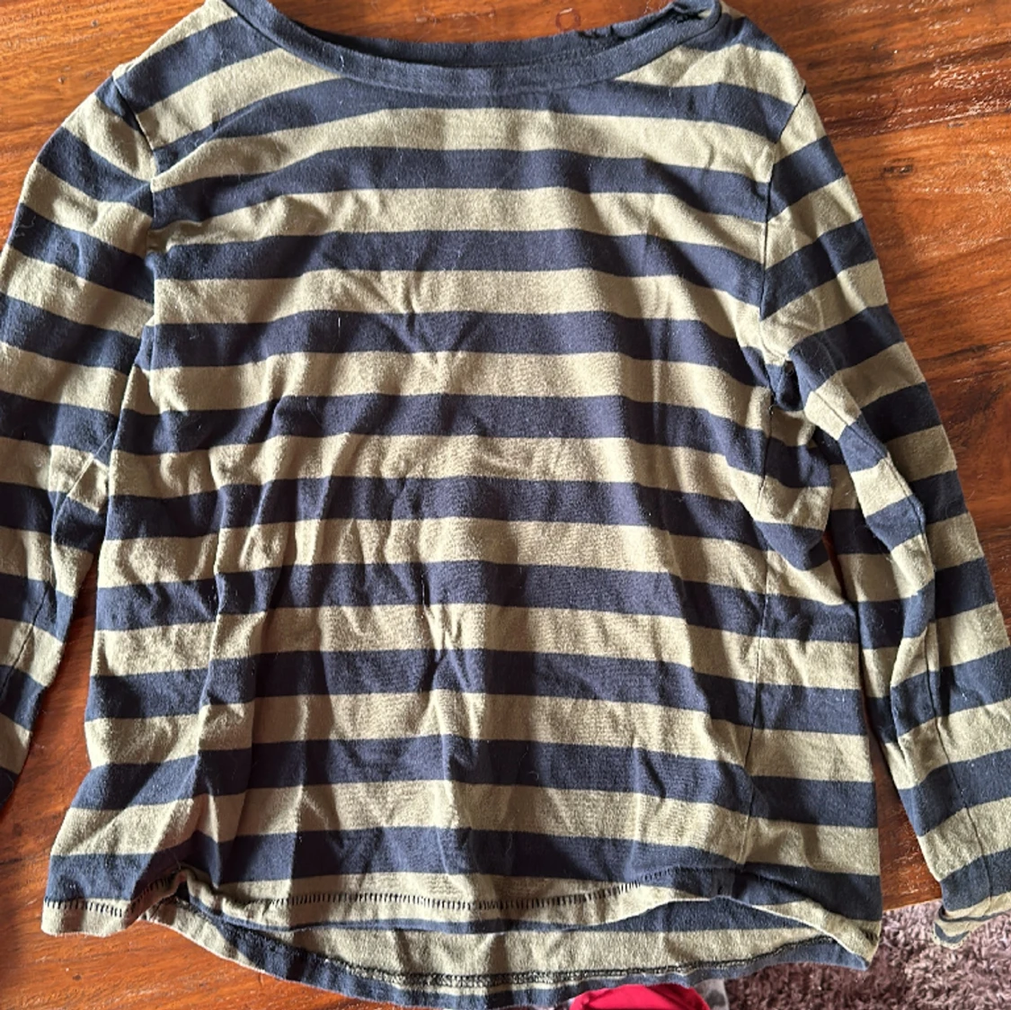 Randig olivgrön/svart tröja