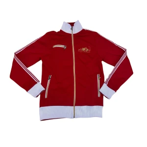 Röd trackjacket - Röd trackjacka med coola detaljer. Påminner om Adidas med ränderna på armarna. Skriv om du har frågor eller vill ha fler bilder.