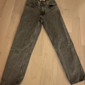 Jeans - Säljer nu dessa riktigt snygga jeansen eftersom att de bara legat i min gardrob och aldrig kommit till användning, storlek 36.  Köpta på pull&bear för 500kr