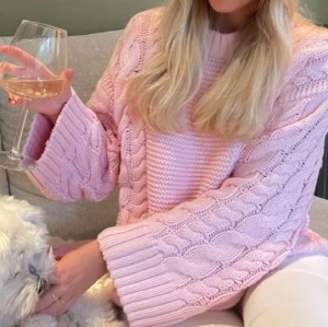 Rosa kabel stickad  - Säljer denna superfina tröjan från Gina. Använt väldigt få gånger. Skick 9/10😊 Skriv privat för fler frågor❤️