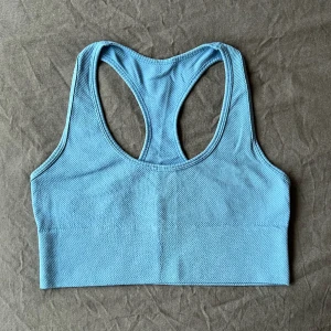 SPORTBH - Snygg och mjuk sportbh i ribbat material, endast testad och i nyskick! Köparen står för frakt 🩵