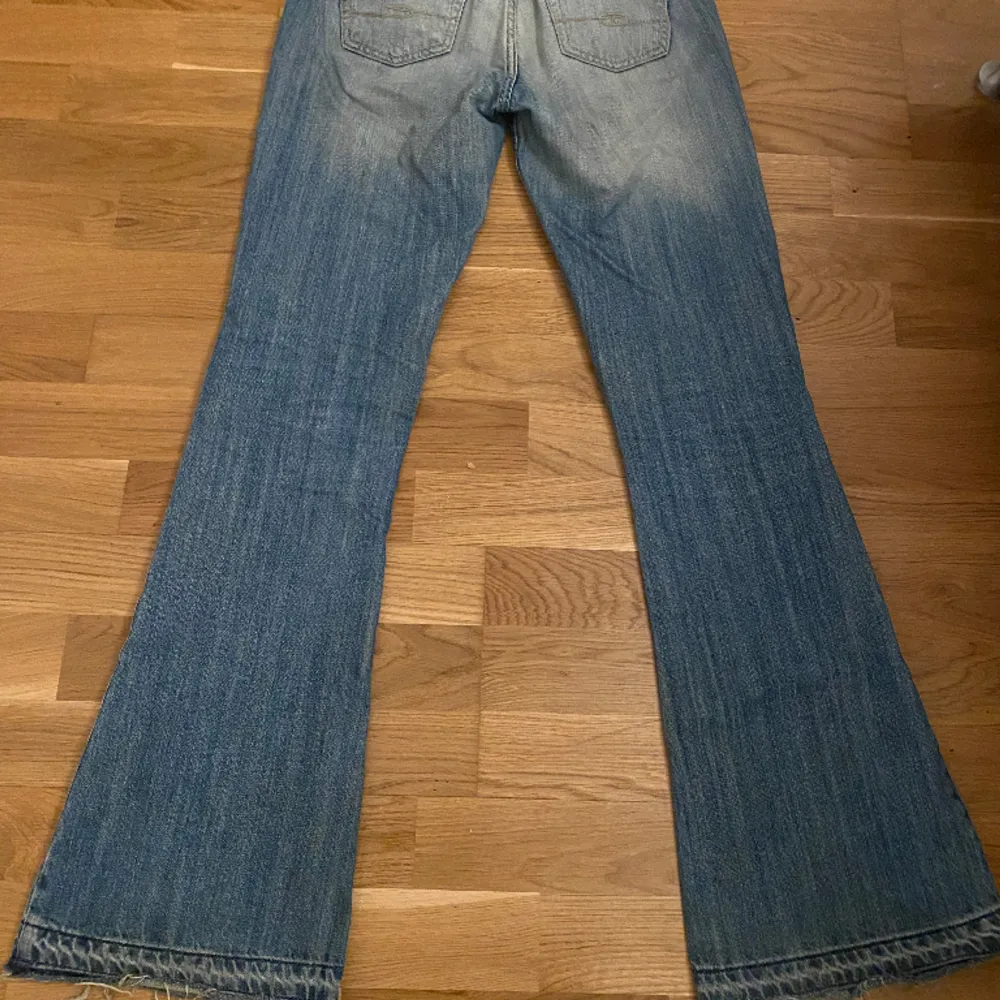 Ett par super snygga jeans i en fin ljusblå tvätt🩵midjemått: 38cm(tvärsöver) innerbenslängd: 83cm💕. Jeans & Byxor.