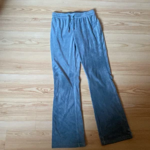  Utsvängda gosiga byxor  - Jag säljer doma för att dom är försmå dom är knappt använda och inga hål eller fläckar❤️😍dom är turkosa