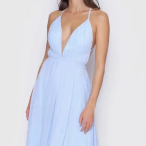 Balklänning - Helt oanvänd balklänning från YouMeFashion. Går ej att få tag på hemsidan längre. Passar mig som är S. Dock är det både reså i midjan och knytning vilket gör storleken rätt så justerbar. Jag är 160 cm lång. Privat för fler bilder. 🤍