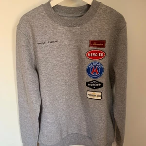 Grå Tracksuit  - Grå tracksuit i mycket bra skick  Tröja: Storlek L Byxor Storlek XL Märke: Mercier 