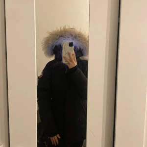 Canada goose - Hej jag säljer min canada jacka som jag köpte förra vintern samt som jag knappt hann använda jag har använt den ca 3  gånger helt ren inga skador ingenting, ingen ångerrätt finns
