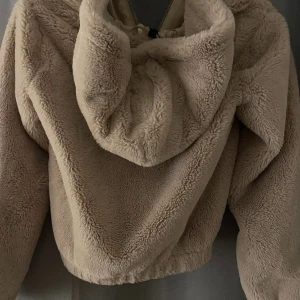 pälsjacka - skönaste pälsjackan ni någonsin känt på kan jag lova er, riktigt fin päls samt värmer verkligen så hör jätte gärna av er vid intresse!!🌹