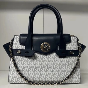 Michael Kors väska - Säljer nu min snygga MK väska. Köptes från Michael Kors butiken i Stockholm sommaren 2021 men har aldrig blivit använd och därför funderar jag på att sälja den. Köptes då för 4000kr. Hör av er för fler bilder. Prutbart vid snabb affär.