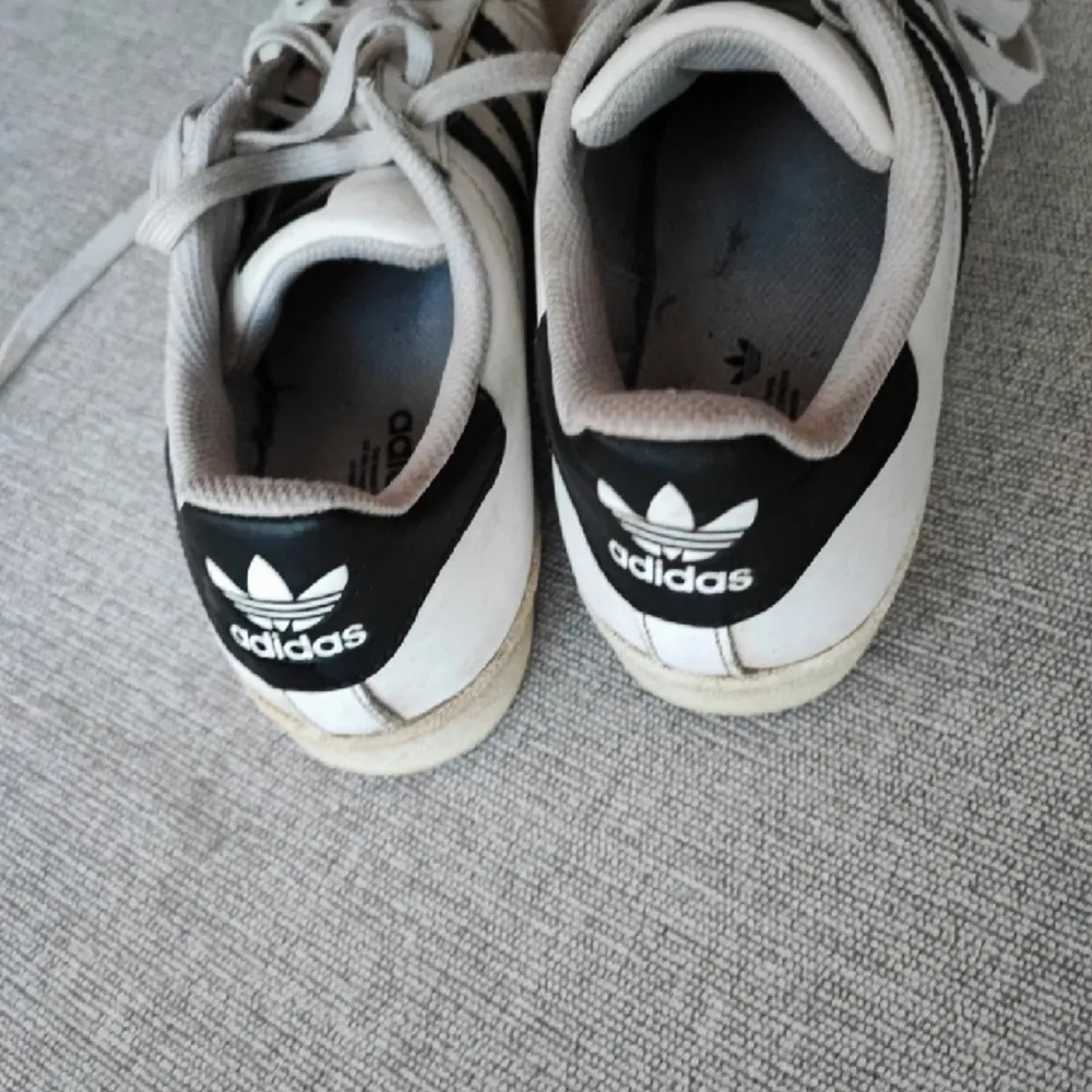 Adidas superstar sneakers. Bra skick och inga hål. Men det syns att de är använda såattsäja.. Skor.