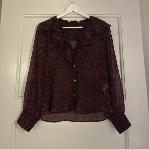 Blus  - Superfin blus från zara med fina detaljer. 