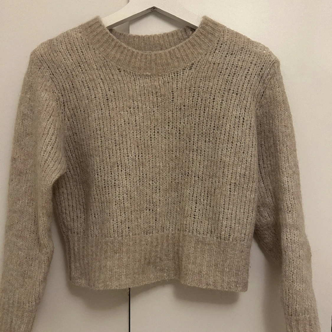 Beige stickan tröja  - 90