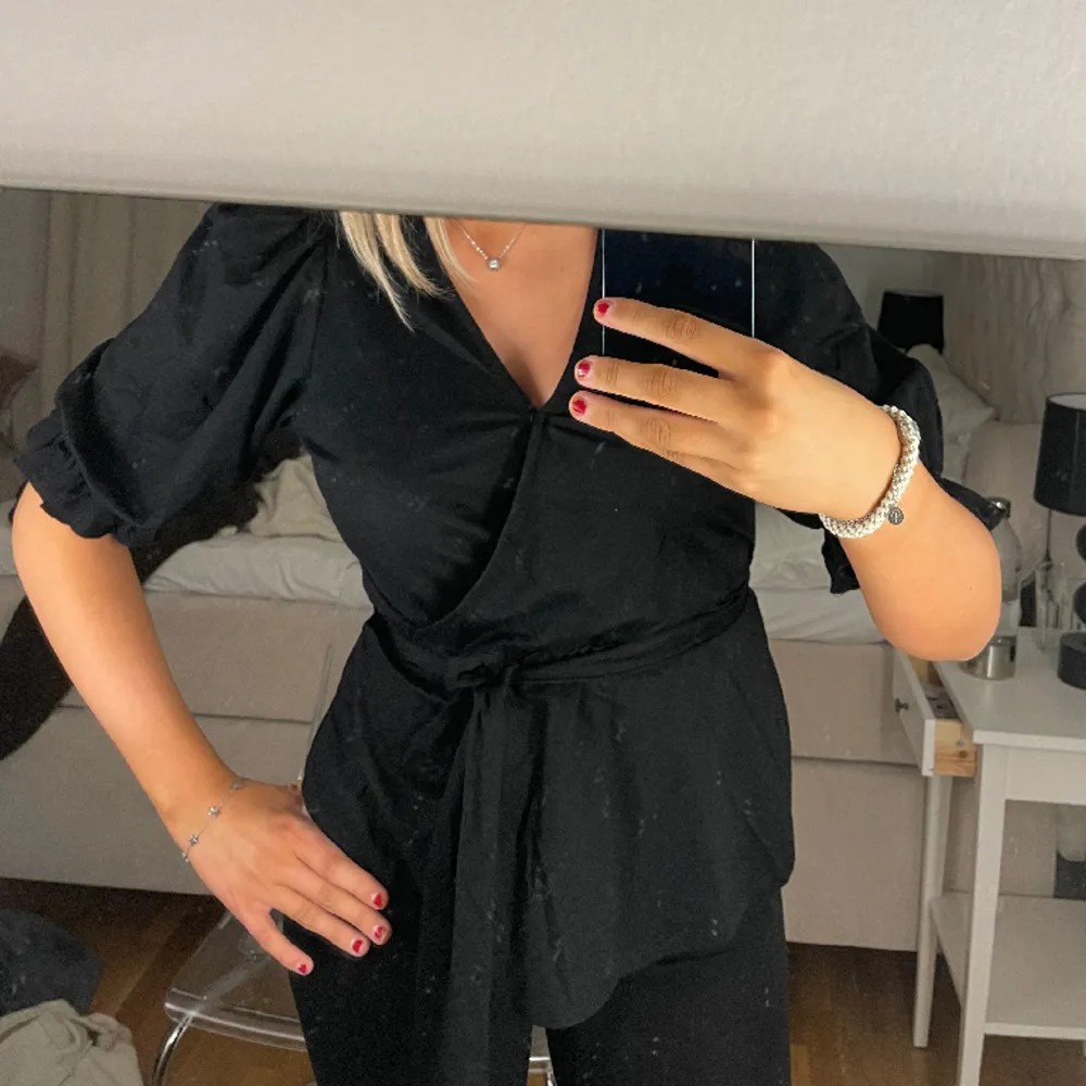 Blus från Cubus i storlek s 🖤 160kr + frakt . Blusar.