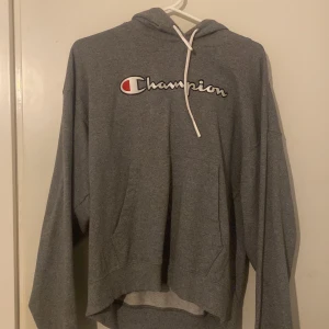 Champion hoodie  - Använt den ett par ggr men kommer nu inte till nån användning 