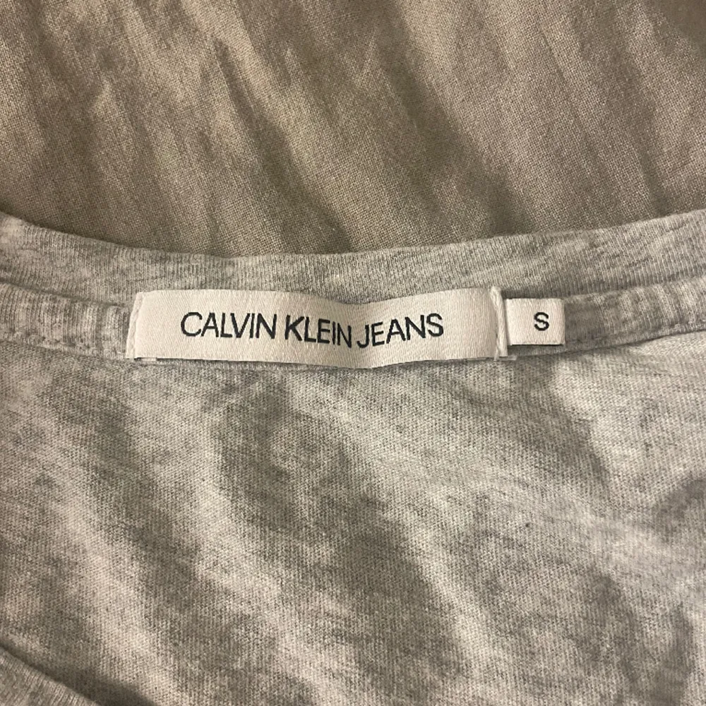 Tröja från Calvin Klein! Inte mycket använd!!. T-shirts.