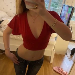 Röd topp - Jättefin topp med volang vid axlarna! Knappt använd🫶🏼