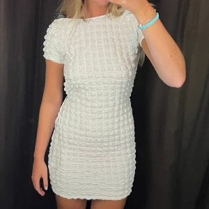 Klänning med öppen rygg - Superfin klänning med öppen rygg. Använd en gång så den är så gott som ny. Storlek s🩷