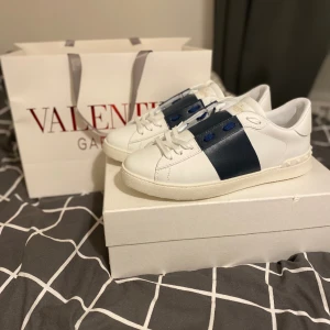 Mörk blåa - Valentino skor  - Mörkblåa Valentino skor skick 9/10, använt fåtal gånger endast på fest, Som nya. Följer med sko påse också, och valentino påse. Str 44. 