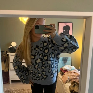 Stickad tröja med leopard mönster  - Sååå fin stickad tröja!💞