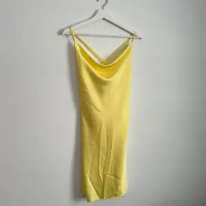 Säljer denna jättefina klänning från Design By Si då den inte kommer till användning. Aldrig använd.