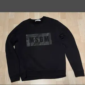 Säljer denna MSGM sweatshirt i storlek S. Den är i toppen skick, nypris ca 1500kr🖤