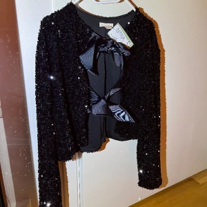 Hm holiday topp med paljetter - Säljer denna virala toppen från H&M, helt ny med prislappar.  