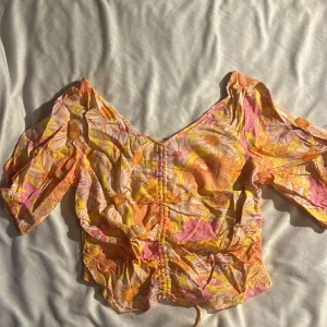 Superfin blommig tröja - En söt tröja från HM  Frakt kan tillkomma 📦 