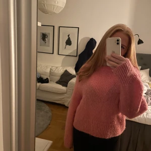 Stickad tröja  - Jättefin stickad tröja! Den har blivit lite liten på mig så väljer att sälja den😊finns fler bilder