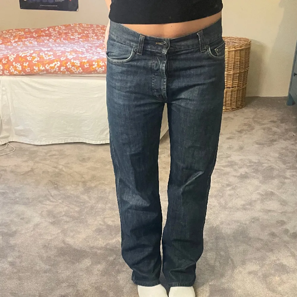 MOSCHINO jeans, låga/midwaist jeans med midjemått: 38vm och innerbenslängd: 77cm🎀🪩. Jeans & Byxor.