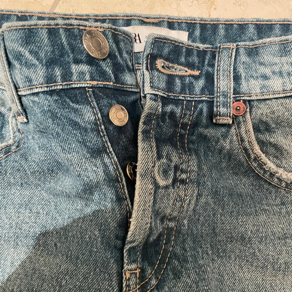 Midrise straight jeans från zara, flera knappar! Skriv för fler bilder!  Pris kan diskuteras . Jeans & Byxor.