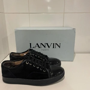 Lanvin skor  - Hej! Säljer nu dessa superfina lanvin skor. Skorna är i fint skick 7/10 (se bild 3) skosnöret är lite trasigt där uppe vid ena skon.  annars är skorna i bra skick. Box medföljer vid köp. 