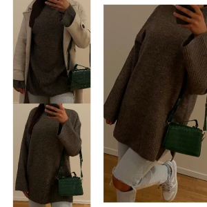 Overaized Sweater  - En lång stickad tröja. Jätte fin färg köpt på Gina Tricot. Storlek S. Jätte fin färg och mysigt material. Säljer den då den inte kommer till användning. (Frakten är inräknad i priset) ❤️👠