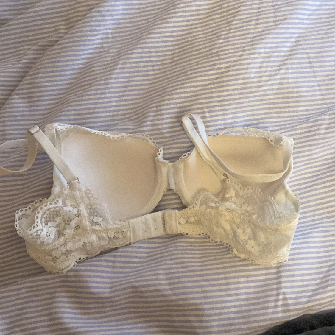 En vitt vaderad spetsig lilja t-shirt  bh i storlek 32A. Från Lindex  - 90