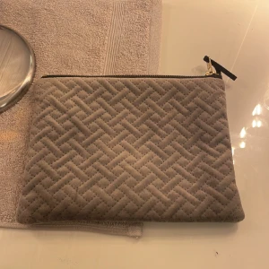 Necessär - Det här necessären kommer inte till användning, den är grå med guldig dragkedja!❤️