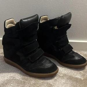 Isabel marant skor - Supersnygga isabel marant skor i storlek 40, passar 39🙌🏼 använda ett fåtal gånger, toppskick!❤️‍🔥 