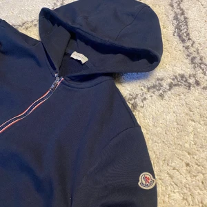Moncler Zip-Up - Säljer min fina marin blå moncler zip-up  - Skick: 8/10 - Storlek: S - Köpt på rea från Moncler för nästan 3000kr - Säljer för endast 1399kr - PM vid intresse eller eventuella funderingar📩