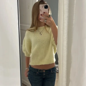 Stickad t-shirt Zara - Så fin stickad t-shirt från zara. Stolek S, aldrig använd. Så fin ljus gul och super skön. 