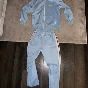 Palm Angels Tracksuit - Säljer denna Palm angels dressen - nyskick Dressen med scan kod på både byxor och tröjan