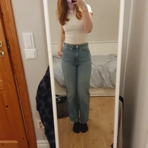 Blåa highwaistjeans - Straightlegged och highwaistjeans. Knaptt använda så väldigt fint skick! Säljer pga försmå och inte min stil.