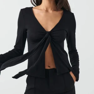 Svart knyt topp - Säljer denna fina topp från gina tricot💕