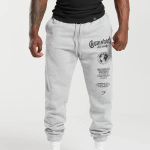 Gymshark Global Lifting Oversized Joggers - Säljer dessa byxor i storlek M då de tyvärr är för små! Helt nya med lapp och originalförpackning. Helt slutsålda på hemsidan.