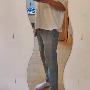 Urban outfitters/ BDG-dad jeans i gott skick men har två små hål i skrevet, kan skicka fler bilder om så önskas 